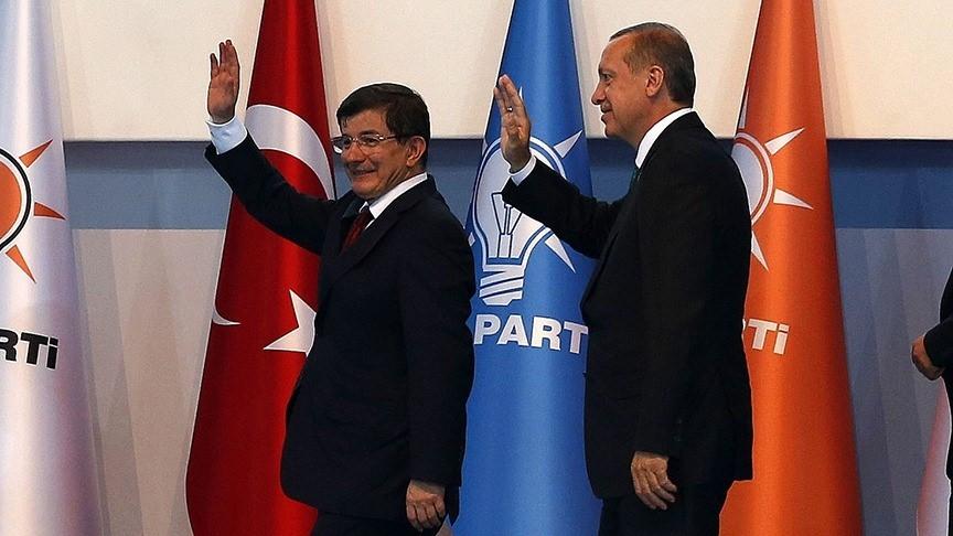 <p>Mayıs ayında, AK Parti MKYK toplantısında Cumhurbaşkanı Erdoğan'ın, partiye üyeliğinin ihya edilmesi oy birliğiyle onaylandı. Erdoğan, "beşinci çocuğu" olarak nitelendirdiği partisine, "979 gün" sonra yeniden üye olarak döndü.</p>

<p> </p>

