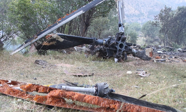 <p>Şırnak/Şenoba Tugay Komutanlığından kalkan, içinde 13 personelin bulunduğu AS 532 Cougar tipi helikopter, kalkışından kısa bir süre sonra, yüksek gerilim hatlarına takılarak kaza kırıma uğradı.</p>
<p> </p>