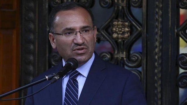 <p>Adalet Bakanı Bozdağ, Amerika Birleşik Devletleri'ne giderek FETÖ elebaşı Gülen'in iadesine ilişkin ABD'li yetkililerle görüşme yaptı.</p>
<p> </p>
