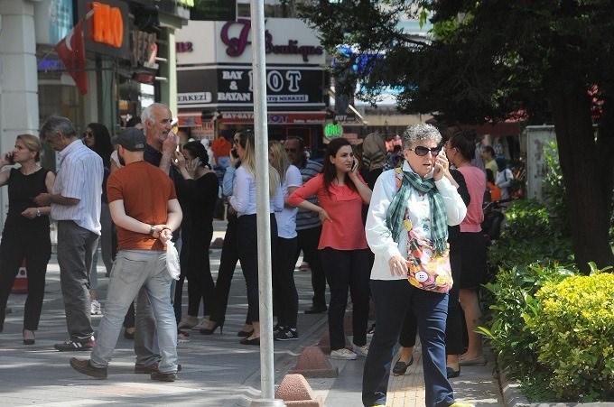 <p>Ege Denizi'nde merkez üssü İzmir'in Karaburun ilçesinin 22,98 kilometre açığı olan 6,2 büyüklüğünde deprem meydana geldi. Depremin ardından 30 dakika içerisinde ikisi 4,9 büyüklüğünde olmak üzere yedi ayrı sarsıntı kaydedildi.</p>

<p> </p>
