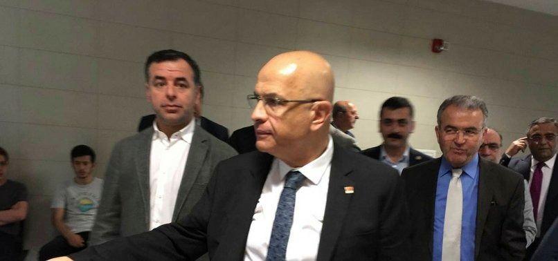 <p>CHP İstanbul Milletvekili ve eski Hürriyet Gazetesi Genel Yayın Yönetmeni Berberoğlu'nun, MİT tırlarının durdurulması olayına ilişkin "devletin güvenliği veya iç veya dış siyasal yararları bakımından niteliği itibarıyla gizli kalması gereken bilgileri siyasal veya askeri casusluk maksadıyla açıklamak" suçundan 25 yıl hapis cezasına çarptırılarak, tutuklanmasına karar verildi. Berberoğlu, Maltepe Cezaevi'ne konuldu.</p>

<p> </p>
