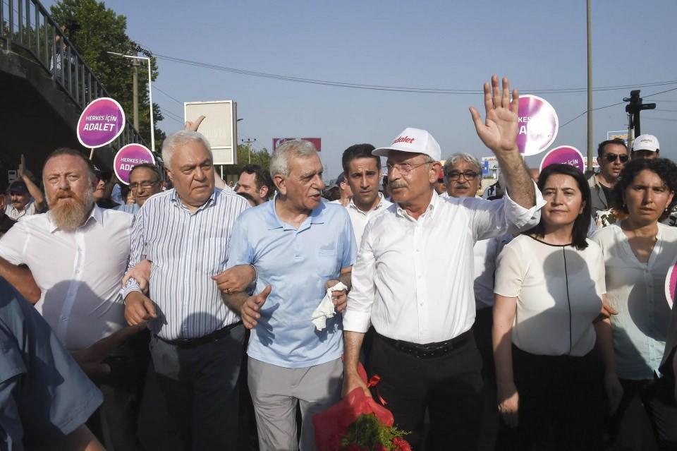 <p>CHP Genel Başkanı Kılıçdaroğlu, partisinin İstanbul Milletvekil Berberoğlu'nun tutuklanmasına tepki için Güvenpark'tan İstanbul'a yürüyüş başlattı.</p>

<p> </p>
