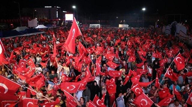 <p>Türkiye genelinde FETÖ'nün 15 Temmuz darbe girişiminin birinci yılı dolayısıyla 11-16 Temmuz'da anma etkinlikleri düzenlendi. Cumhurbaşkanı Erdoğan'ın çağrısıyla 15 Temmuz gecesi "demokrasi nöbeti" tutuldu.</p>

<p> </p>

