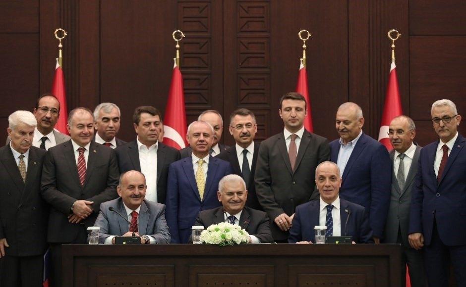 <p>Başbakan Yıldırım, 2017-2018 yıllarını kapsayan kamu işçilerine yönelik toplu iş sözleşmesinde zam oranının, bu yılın ilk 6 ayı için yüzde 7,5, ikinci 6 ayı için yüzde 5; gelecek yılın ilk 6 ayı için yüzde 3,5, ikinci 6 ayı için yüzde 3,5 olarak belirlendiğini bildirdi.</p>

<p> </p>
