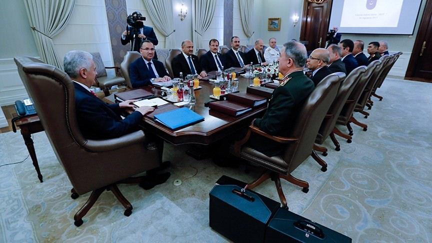 <p>Yüksek Askeri Şura toplantısında alınan kararla, Kara Kuvvetleri Komutanlığına Jandarma Genel Komutanı Orgeneral Güler, Deniz Kuvvetleri Komutanlığına Deniz Kuvvetleri Kurmay Başkanı Koramiral Özbal, Hava Kuvvetleri Komutanlığına Muharip Hava Kuvveti Komutanı Orgeneral Küçükakyüz atandı.</p>

<p> </p>
