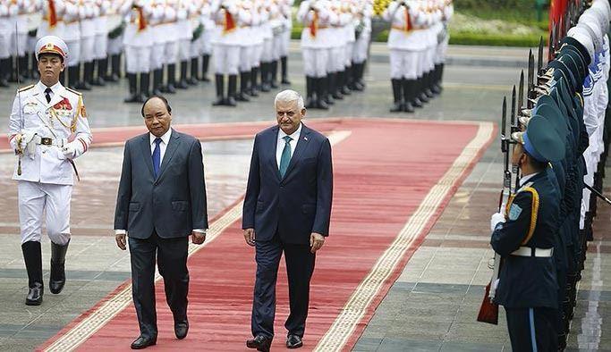 <p>Başbakan Yıldırım, diplomatik ilişkilerin tesis edildiği 1978'den 39 yıl sonra Vietnam'a başbakan düzeyinde ilk ziyareti gerçekleştirdi .</p>

<p> </p>
