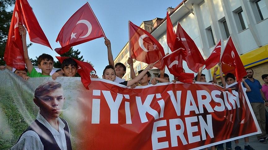 <p>Trabzon'un Maçka ilçesinde 16 yaşındaki lise öğrencisi, güvenlik güçlerine teröristlerin yerini gösterirken çıkan çatışmada şehit düştü. Sosyal medyada binlerce "İyi ki varsın Eren" mesajı paylaşıldı.</p>

<p> </p>
