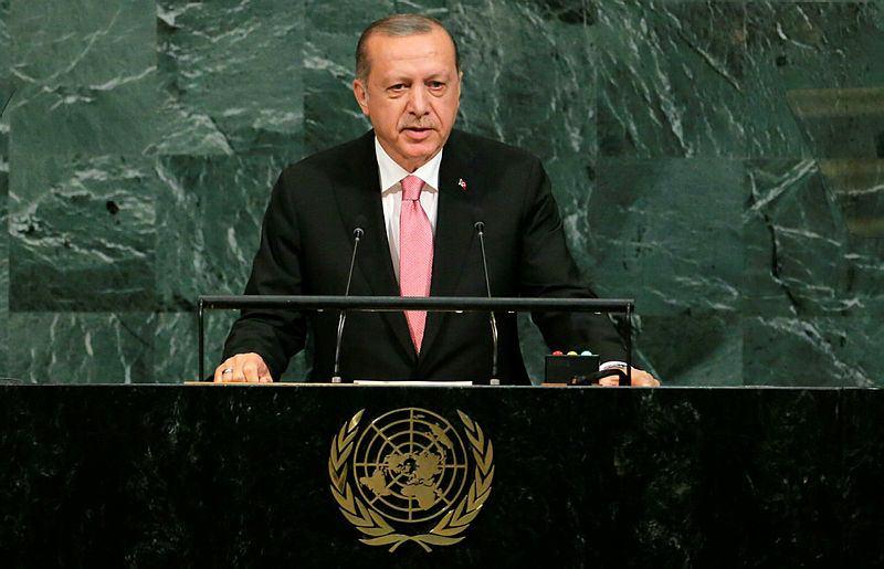 <p>Cumhurbaşkanı Erdoğan, BM 72. Genel Kurulu Genel Görüşmeleri'nde Irak'ın da toprak bütünlüğü temelinde varılacak uzlaşmalara ve ortak gelecek inşa etme ideallerini hayata geçirmeye ihtiyacı olduğunu belirterek, "Bağımsızlık talepleri gibi bölgede yeni krizler, çatışmalar ortaya çıkartabilecek adımlardan uzak durulması gerekiyor. Buradan Irak Bölgesel Kürt Yönetimi'ni bu doğrultuda başlattığı girişimden vazgeçmeye davet ediyoruz." dedi.</p>

<p> </p>

