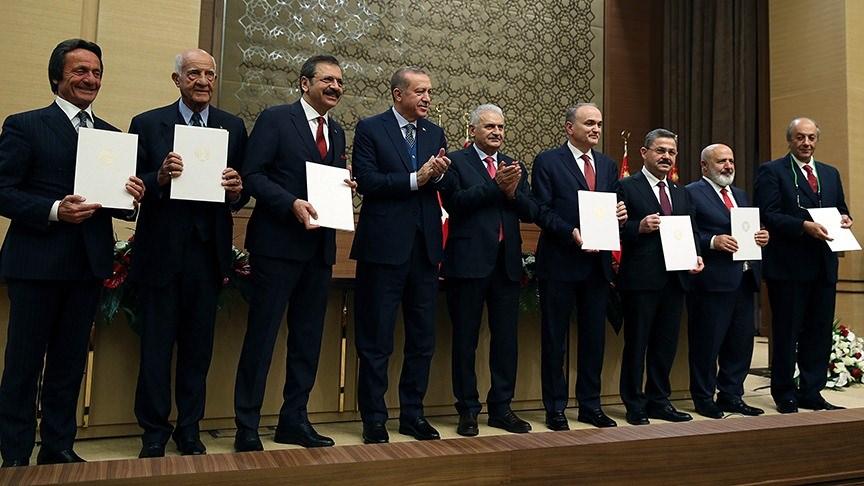 <p>Cumhurbaşkanı Erdoğan, Türkiye'nin otomobilini yapacak Ortak Girişim Grubu'nda Anadolu Grubu, BMC, Kıraça Holding, Turkcell Grubu ve Zorlu Holdingin bulunduğunu açıkladı.</p>
<p> </p>