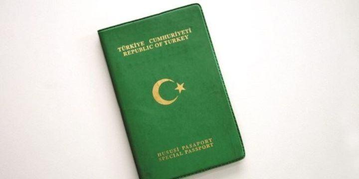 <p>FETÖ'nün darbe girişiminin ardından alınan güvenlik tedbirlerinden biri olan, hususi (yeşil) ve hizmet (gri) pasaport sahiplerinin, bağlı bulundukları kurumdan görev ya da yurt dışına çıkış izin yazısı alarak seyahat etmelerine yönelik uygulama sona erdi.</p>
<p> </p>