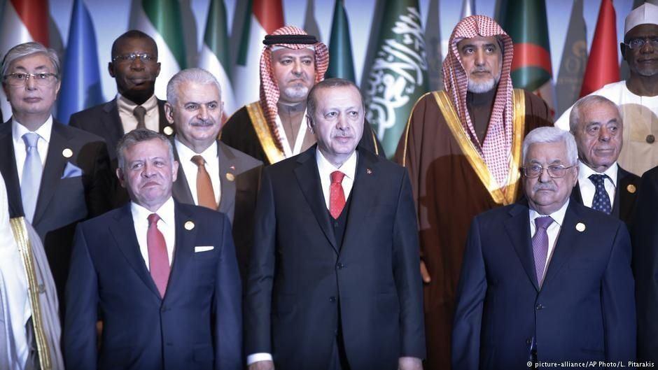 <p>İİT üyesi ülkeler, zirve bildirisinde, Doğu Kudüs'ü Filistin Devleti'nin başkenti olarak ilan etti. İslam ülkeleri, bütün devletleri Filistin'i Doğu Kudüs'ün onun işgal altındaki başkenti olduğunu tanımaya çağırdı.</p>

<p> </p>
