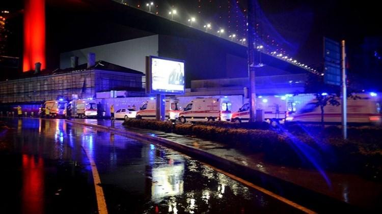 <p>Türkiye'de 2017 çok önemli gelişmelerin yaşandığı bir yıl olarak tarihe geçti. Yeni yılın ilk saatlerinde İstanbul'da Reina isimli gece kulübüne terör saldırısı düzenlendi. Ortaköy'deki gece kulübüne gelen bir kişinin etrafa silahla ateş açması sonucu 39 kişi öldü, 79 kişi yaralandı.</p>
