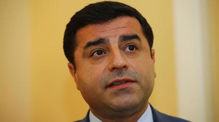 <p>HDP Eş Genel Başkanı Selahattin Demirtaş'ın, hakkında "Türkiye Cumhuriyeti hükümetini alenen aşağılama" suçundan açılan davada yargılanmasına başlandı.</p>
<p> </p>