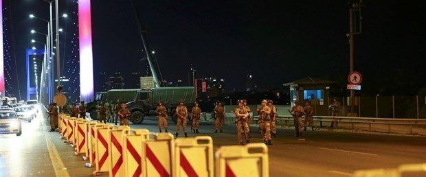 <p>Ankara Cumhuriyet Başsavcılığınca hazırlanan Genelkurmay "Çatı iddianamesi", Ankara 17. Ağır Ceza Mahkemesince kabul edildi.</p>
<p>FETÖ elebaşı Fetullah Gülen, bir numaralı şüpheli olarak yer aldığı hakkında, 2 bin 988'er kez ağırlaştırılmış müebbet hapis cezası istenen iddianamede, 15 Temmuz gecesi TSK içerisindeki FETÖ üyelerinin 8 binden fazla askeri personeli görevlendirdiği, 35 uçak, 37 helikopter, 74 tank, 246 zırhlı araç ve 4 bine yakın hafif silah kullanıldığı bildirildi.</p>
<p> </p>
<p> </p>