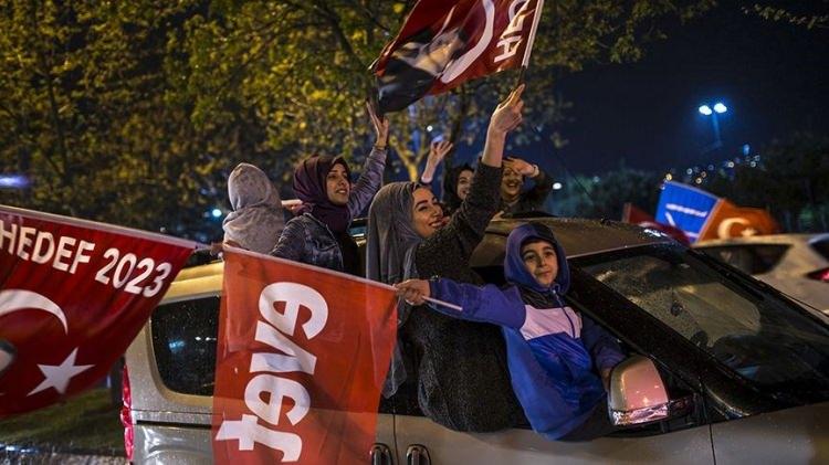 <p>Halk oylamasında yüzde 51,41 "evet", yüzde 48,59 "hayır" oyu kullanıldı ve anayasa değişikliği, kesin sonuçların 27 Nisan'da Resmi Gazete'de yayımlanmasının ardından yürürlüğe girdi.</p>
<p> </p>