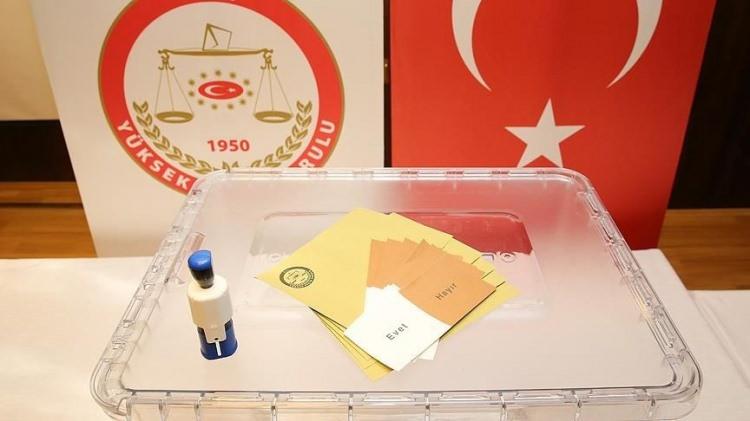 <p>Halk oylamasının ardından,Yüksek Seçim Kurulu'nun (YSK)  "sandık kurulu mührü taşımayan oy pusulalarının geçerli sayılması"na ilişkin kararının tartışıldığı nisan ayında YSK; CHP, HDP ve Vatan Partisinin halk oylamasının tam kanunsuzluk nedeniyle iptaline ilişkin taleplerini bire karşı 10 üyenin oy çokluğuyla reddetti.</p>

<p>CHP'nin, YSK'nın mühürsüz oyların geçersiz sayılmasına ilişkin kararının iptali ve yürütmesinin durdurulması istemiyle Danıştay'da açtığı dava da reddedildi.</p>
