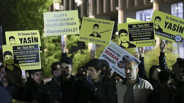 <p>Diyarbakır'da 6-7 Ekim 2014'te Kobani olayları için düzenlenen izinsiz gösteride üç kişinin öldürülmesiyle ilgili 41 sanıktan 16'sı "canavarca hisle veya eziyet çektirerek öldürme" ile "devletin birliğini ve ülke bütünlüğünü bozmak" suçlarından beşer kez ağırlaştırılmış müebbet, ikisi ağırlaştırılmış müebbet hapis cezasına çarptırıldı.</p>

<p> </p>
