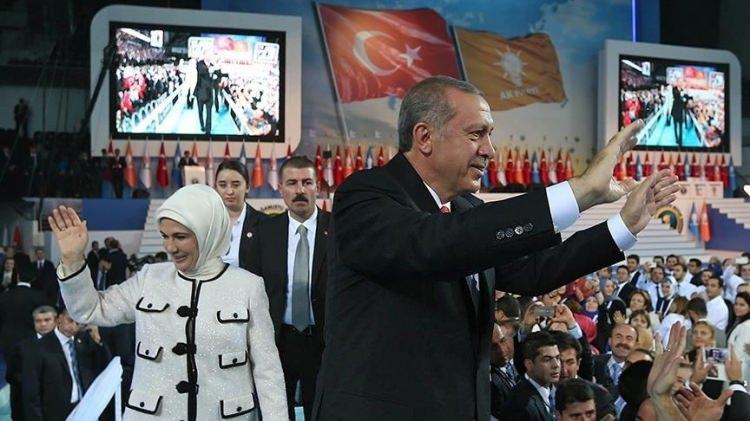 <p>Mayıs ayında, AK Parti MKYK toplantısında Cumhurbaşkanı Recep Tayyip Erdoğan'ın, partiye üyeliğinin ihya edilmesi oy birliğiyle onaylandı. Erdoğan, "beşinci çocuğu" olarak nitelendirdiği partisine, "979 gün" sonra yeniden üye olarak döndü.</p>

<p> </p>
