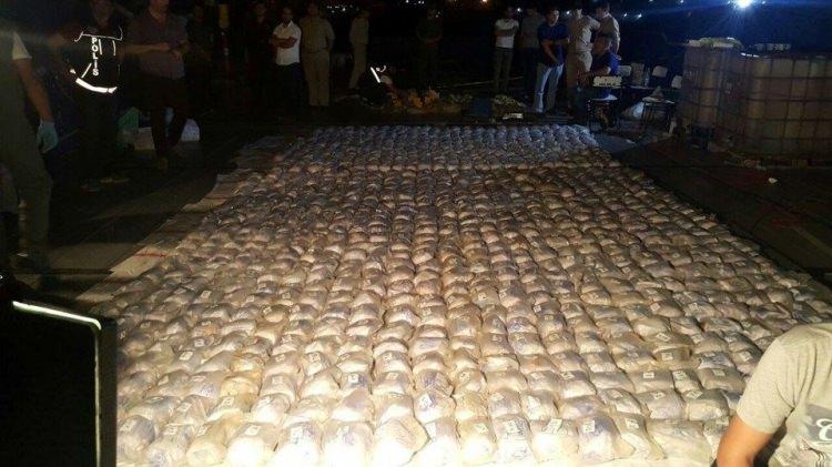 <div>Emniyet Genel Müdürlüğü Narkotik Suçlarla Mücadele Daire Başkanlığı koordinesinde Mersin Özel Harekat Şube Müdürlüğü, Sahil Güvenlik Komutanlığı ve Deniz Kuvvetleri Komutanlığı ekipleriyle uluslararası sularda bir gemiye yapılan ortak operasyonda 1 ton 71 kilogram eroin ele geçirildi.</div>

<div> </div>
