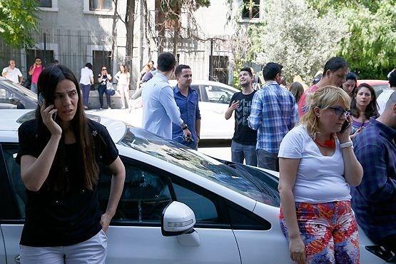 <div>Ege Denizi'nde merkez üssü İzmir'in Karaburun ilçesinin 22,98 kilometre açığı olan 6,2 büyüklüğünde deprem meydana geldi. Depremin ardından 30 dakika içerisinde ikisi 4,9 büyüklüğünde olmak üzere yedi ayrı sarsıntı kaydedildi.</div>
<div> </div>