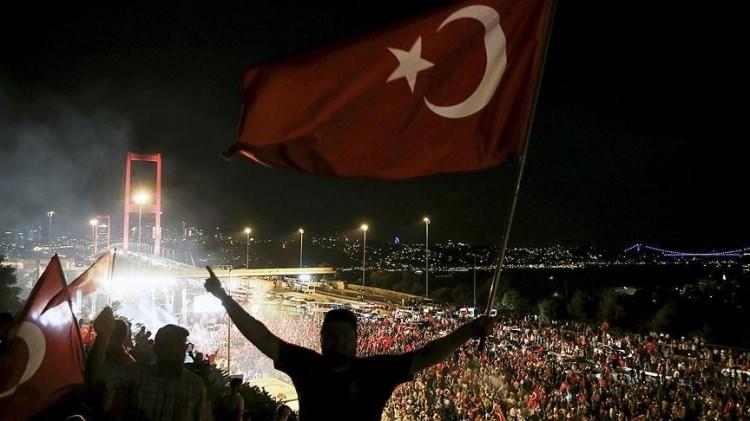 <div>Türkiye genelinde FETÖ'nün 15 Temmuz darbe girişiminin birinci yılı dolayısıyla 11-16 Temmuz'da anma etkinlikleri düzenlendi. Cumhurbaşkanı Erdoğan'ın çağrısıyla 15 Temmuz gecesi "demokrasi nöbeti" tutuldu.</div>

<div> </div>
