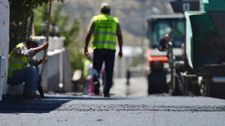 <div>Başbakan Yıldırım, 2017-2018 yıllarını kapsayan kamu işçilerine yönelik toplu iş sözleşmesinde zam oranının, bu yılın ilk 6 ayı için yüzde 7,5, ikinci 6 ayı için yüzde 5; gelecek yılın ilk 6 ayı için yüzde 3,5, ikinci 6 ayı için yüzde 3,5 olarak belirlendiğini bildirdi.</div>
<div> </div>