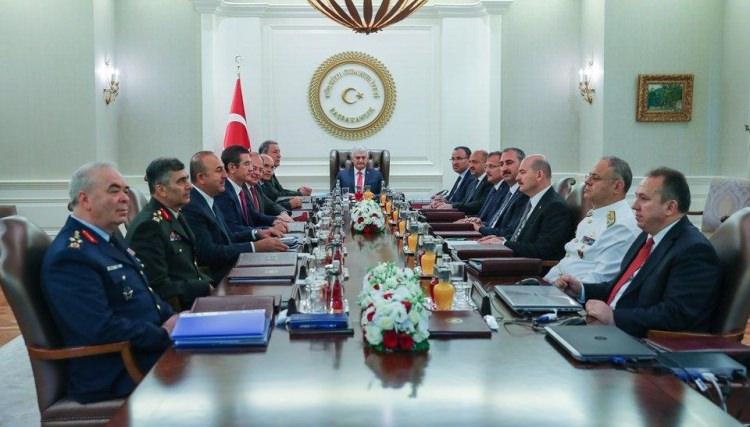 <div>Yüksek Askeri Şura toplantısında alınan kararla, Kara Kuvvetleri Komutanlığına Jandarma Genel Komutanı Orgeneral Güler, Deniz Kuvvetleri Komutanlığına Deniz Kuvvetleri Kurmay Başkanı Koramiral Özbal, Hava Kuvvetleri Komutanlığına Muharip Hava Kuvveti Komutanı Orgeneral Küçükakyüz atandı.</div>
<div> </div>