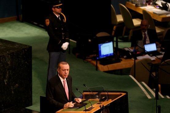 <div>Cumhurbaşkanı Erdoğan, BM 72. Genel Kurulu Genel Görüşmeleri'nde Irak'ın da toprak bütünlüğü temelinde varılacak uzlaşmalara ve ortak gelecek inşa etme ideallerini hayata geçirmeye ihtiyacı olduğunu belirterek, "Bağımsızlık talepleri gibi bölgede yeni krizler, çatışmalar ortaya çıkartabilecek adımlardan uzak durulması gerekiyor. Buradan Irak Bölgesel Kürt Yönetimi'ni bu doğrultuda başlattığı girişimden vazgeçmeye davet ediyoruz" dedi.</div>
<div> </div>