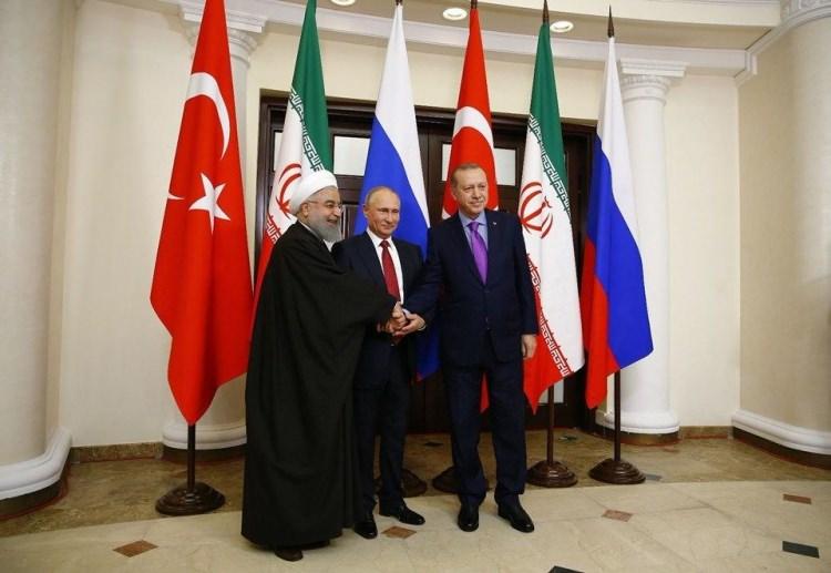 <div>Cumhurbaşkanı Erdoğan, Rusya Devlet Başkanı Vladimir Putin ve İran Cumhurbaşkanı Hasan Ruhani "Suriye" konulu üçlü zirvede bir araya geldi.</div>
<div> </div>