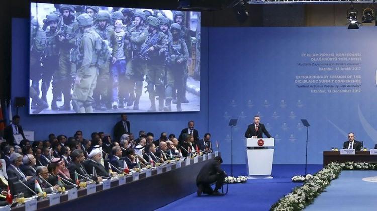 <div>İslam İşbirliği Teşkilatı, ABD Başkanı Donald Trump'ın Kudüs'ü İsrail'in başkenti olarak tanıma ve ABD Büyükelçiliğini Tel Aviv'den Kudüs'e taşıma kararını açıklamasının ardından, dönem başkanı Türkiye'nin çağrısı üzerinde İstanbul'da olağanüstü toplandı.</div>

<div> </div>
