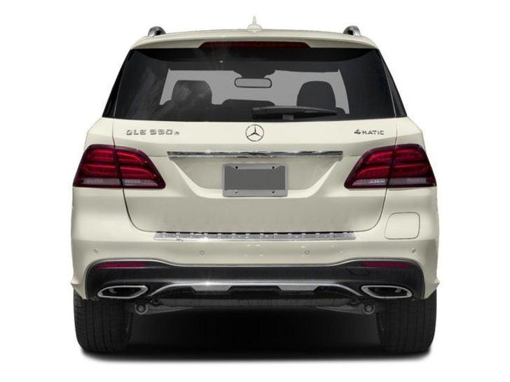<p>GLE modeli SUV araç sevenlerin hayallerini süslemeye devam edecek. Üstelik 2018'de 200 kg hafifleyecek.</p>