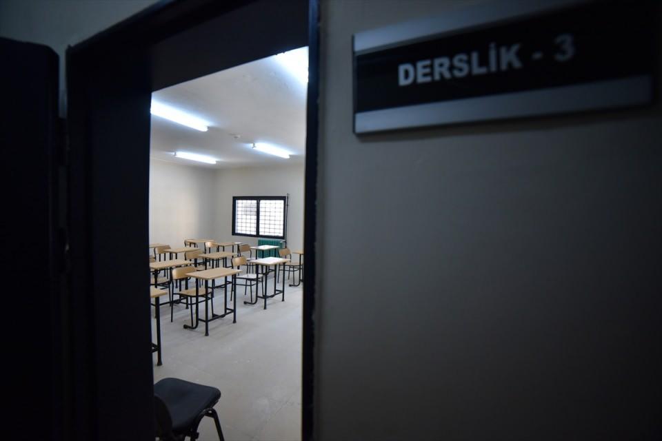 <p>Cezeryenin yanı sıra hükümlülerin farklı mesleklerde de deneyim kazanması için kağıt bardak üretimi ve ekmek üretimi atölyeleri de kampüste faaliyet yürütüyor.</p>

<p> </p>
