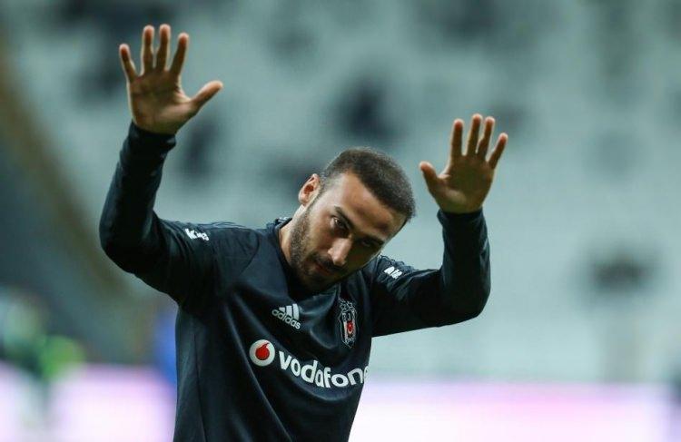 <p>Taraftarı selamlayan Cenk Tosun'un duygusal görüntüleri ise dikkat çekti. Beşiktaş taraftarları da Milli forvete sevgi gösterilerinde bulundu.</p>
