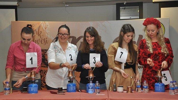 <p>Antalya'da düzenlenen bir etkinlikte "Kırk Yılın Hatrına Yarışsana" adlı Türk kahvesi pişirme yarışması düzenlendi.</p>
