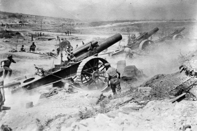 <p>20. Britanya topçu birlikleri Batı cephesinde Alman mevzilerini bombalıyor</p>