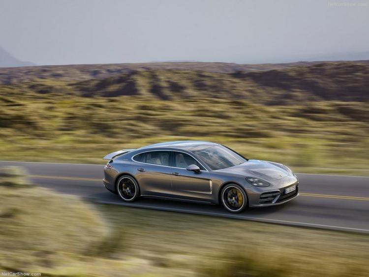 <p>Executive serisinde ayrıca, ısıtmalı koltuklar, panoramik geniş cam tavan, Porsche'nin Aktif Süspansiyon Yönetimi'ne sahip ön ve arka adaptif süspansiyonlar ve otomatik arka cam güneşliği standart olarak bulunacak.</p>