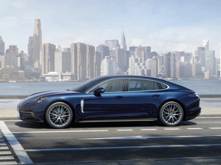 <p>Executive serisinde ayrıca, ısıtmalı koltuklar, panoramik geniş cam tavan, Porsche'nin Aktif Süspansiyon Yönetimi'ne sahip ön ve arka adaptif süspansiyonlar ve otomatik arka cam güneşliği standart olarak bulunacak.</p>
