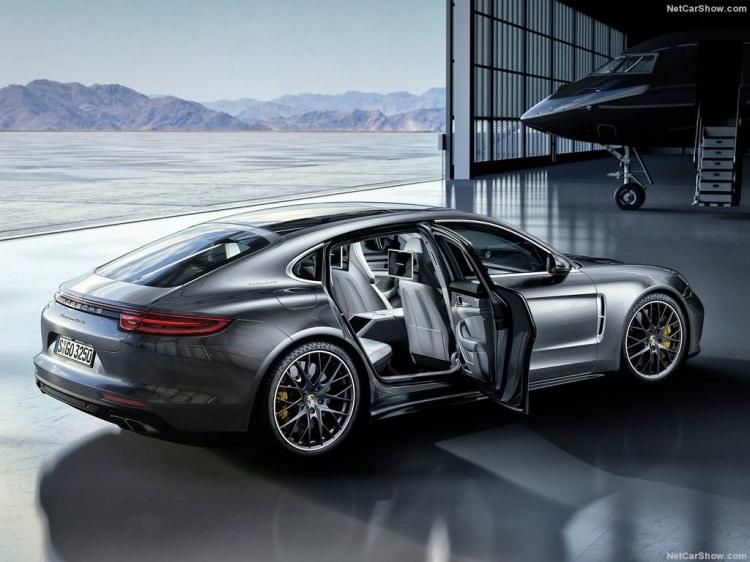 <p>Tüm Panamera Executive modellerinde yeniden tasarlanmış arka konsol bulunuyor. Bu konsolda iki adet açılabilen masa bulunuyor.</p>