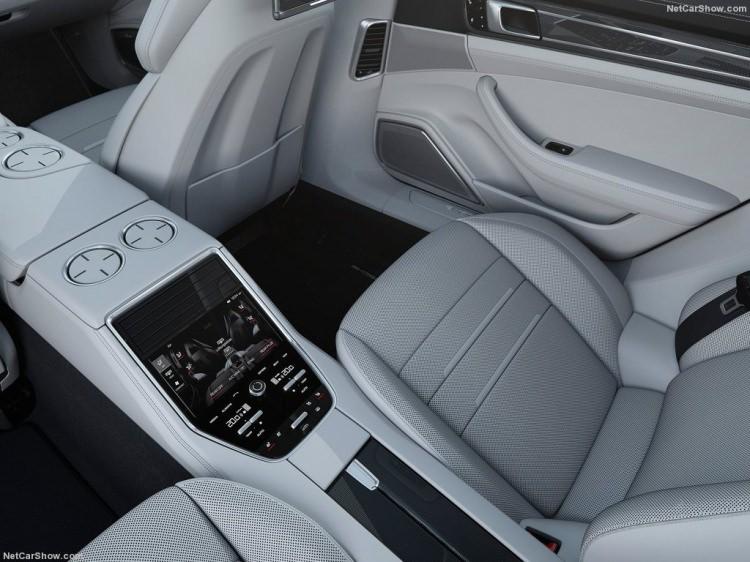 <p>Panamera 4 versiyonu, adından da anlaşılacağı gibi dört tekerlekten çekiş sistemine sahipken, standart Panamera ise arkadan itişli olacak.</p>