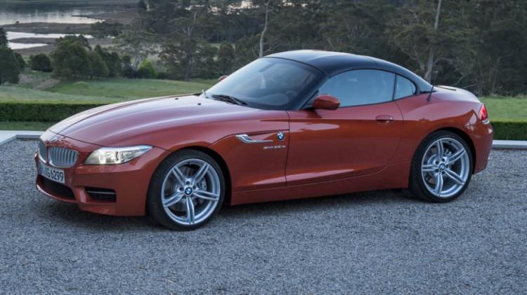 <p>BMW Z4'ün ilk üretiminin üzerinden tam 13 yıl geçti. Z3'ün yerini alan modelde tamamen yeni bir platform, daha modern bir tasarım ve 335 bg'lik V6 motor gibi heyecan verici özellikler yer alıyordu. Ne yazık ki Z4'ün üretimi sonlanıyor ve Toyota ile birlikte geliştirilen yeni model bu otomobilin sonsuza kadar yok olmasına neden olacak.</p>