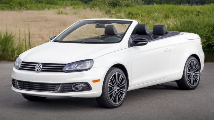 <p>Volkswagen Eos'un üretimden kalkması için çok şey söylenemez. Volkswagen'in en az satan modeli, dokuz yıllık üretimden sonra bantlara veda edecek. Üretim 2015'te sonlanmış olsa da az sayıda 2016 model satın alınabiliyordu ve satışlar Mayıs ayına kadar devam etmişti. Gelecek yıl Eos göremeyeceğiz.</p>