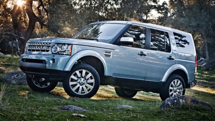 <p>Land Rover'ın Discovery 4'ü sonlandırması akıllı bir karar. Her ne kadar son derece başarılı olsa da kendinden daha lüks olan Range Rover modellerinin başarısına erişemedi. Yeni Discovery'nin birkaç ay önce tanıtılmasından sonra Disco hem teknoloji hem de tasarım olarak geride kalmış olacak. Ancak bu aracın özlenmeyeceği anlamına gelmiyor.</p>