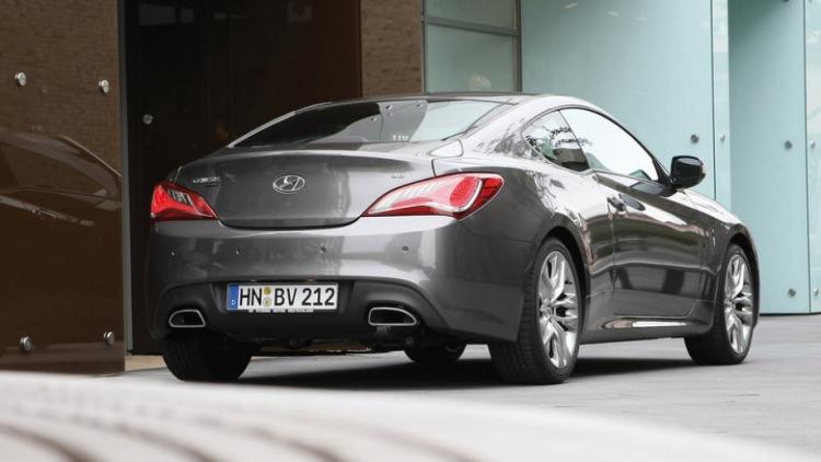 <p>Equus'a benzer şekilde Hyundai Genesis bir şekilde kendine yeni bir hayat buluyor. Eski Hyundai Genesis sedan artık Genesis G80 olarak satılıyor ve Genesis Coupe'nin ne olacağı henüz kesinleşmedi. Bu modelin de benzer şekilde yeniden ele alınacağını düşünüyoruz.</p>
