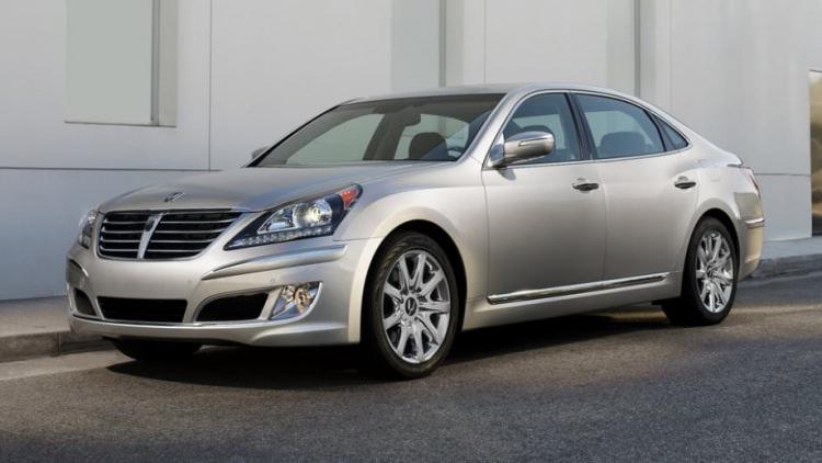 <p>Hyundai Equus bu dünyaya ait deildi. Lüks sedan çıktığı ilk günden beri sıkıntı yaşıyor ve en büyük sorunu Hyundai armasına sahip olması. Her ne kadar okyanus ötesinde, özellikle de Güney Kore'de başarı yakalamış olsa da Hyundai, modeli 2017'de üretmeyeceğini açıkladı. Platform bunun yerine Genesis'te kullanılacak ve G90 adıyla sedan gövdesinde üretilecek.</p>

