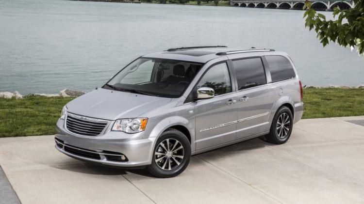 <p>Town & Country isminin kökenleri 1940'lara kadar uzanıyor ama 2017'de resmi olarak bu araç üretilmeyecek. Yerineyse Chrysler Pacifica geliyor. Şaşırtıcı şekilde sekiz yıllık bu platform hayatıa Dodge Grand Caravan adıyla devam edecek ama bu modelin de gelecek yıl içinde üretimden kalkmasını bekliyoruz..</p>