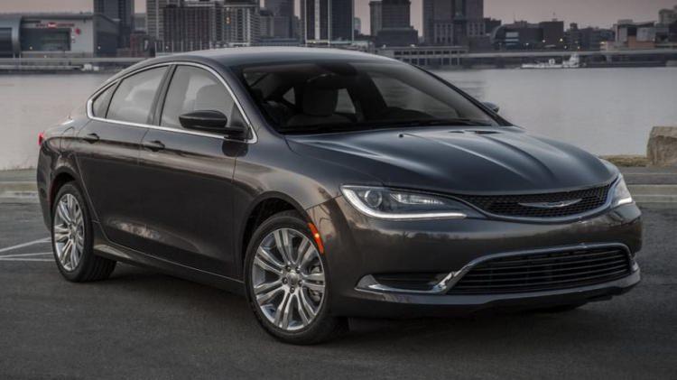 <p>Chrysler 200 hiçbir zaman CEO Sergio Marchionne'nin umduğu gibi bir etki yaratmadı. Elbette firma 2015'te 178000 adet satmayı başardı ama bu bile bekledikleri kadar yüksek değildi. Ardından şanzımandaki arıza nedeniyle ortaya çıkan geri çağırma durumu, Chrysler'in 200 modelini hayatta tutma umutlarını yok etti. 2017'de satışlar sınırlı sayıda devam edecek ama üretim Aralık ayında resmi olarak sona eriyor.</p>
