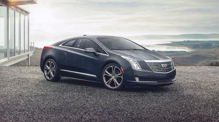 <p>75.000 dolar değerinde lüks, hibrit, 181 HP gücünde bir coupe'nin satmayacağını kim bilebilirdi ki? Chevrolet Volt üzerine geliştirilen ELR modelinden 2014 ve 2015 yıllarında 1400 adet satıldı. Cadillac aracı daha arzu edilir hale getirmek için fiyatı 10000 dolar indirdi ve gücü biraz arttırdı, bu sayede satışlar biraz daha yükseldi. Ancak artık çok geçti ve ELR'nin üretimi 2016'nın Şubat ayında sona erdi.</p>
