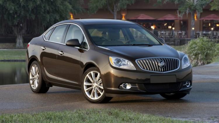 <p>İlk kez 2012'de tanıtılan Buick Verano'nun hayatı uzun olmadı. Orta sınıf, lüks sedan segmentinde yer alması için geliştirilen otomobil aslında Opel Astra ile aynı altyapıyı paylaşıyordu ve Buick 2013 yılında 45.527 adet satmayı başarmıştı. Ne var ki kullanıcılar pek tatmin olmadı ve Verano 2016'nın sonunda aramızdan ayrılmak zorunda kalıyor.</p>