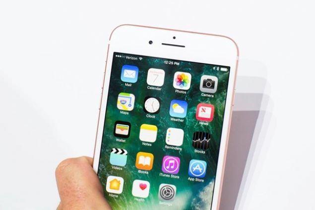 <p>Apple'ın, yeni iPhone'unda, mevcut alüminyum ve cam tasarımından vazgeçerek radikal bir karar vereceğini belirtenlerin sayısı az değil. </p>