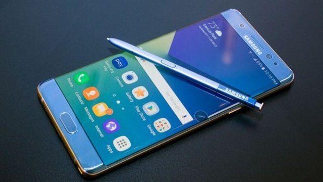<p>Bataryası patlayan Note 7'den sonra kendisini affettirmek için kolları sıvuyan Samsung, 2017'de katlanabilir bir akıllı telefon ile karşımıza çıkabilir. Zira Güney Kore merkezli şirket buna imkan veren bir patenti bu yıl aldı.</p>
